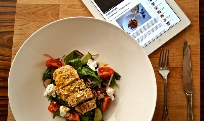 Салат с куриной грудкой и апельсиново-медовой заправкой