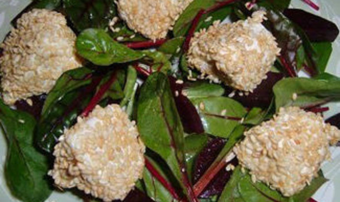 Свекольный салат со сливочным сыром и кунжутом