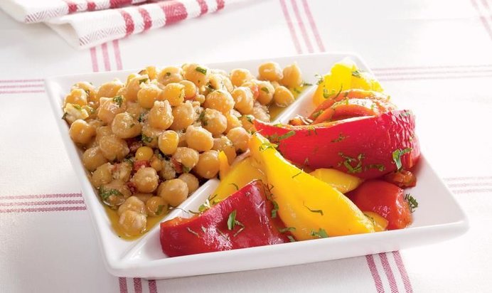 Каталонский перечный салат с нутом и пикадой