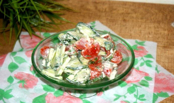 Салат с огурцами и помидорами черри