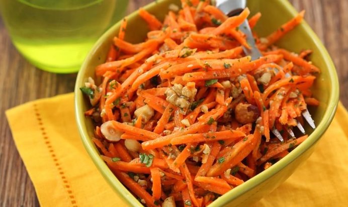 Морковный салат с орехами и петрушкой
