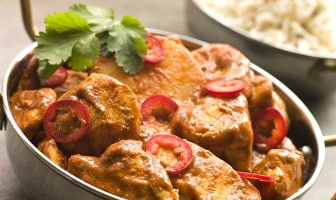 Тикка-масала с салатом из помидоров и чили