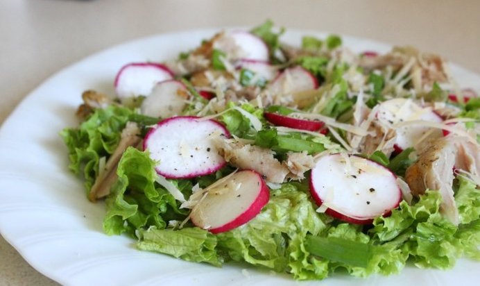 Летний салат с курицей и редисом