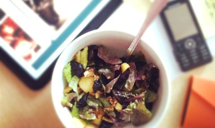 Теплый салат с яблоком