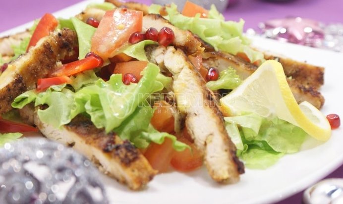 Салат с курицей и овощами