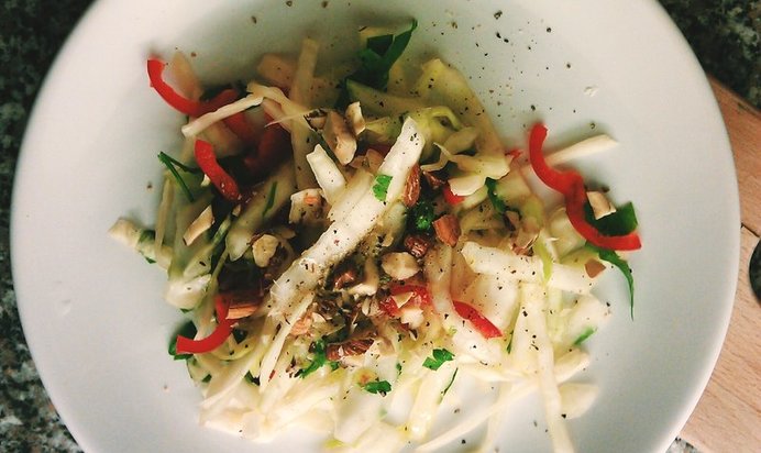 Капустный салат с перцем и имбирем