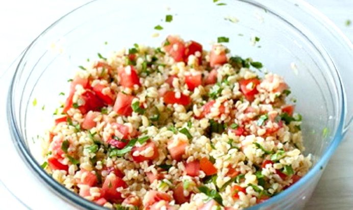 Салат из булгура с помидорами