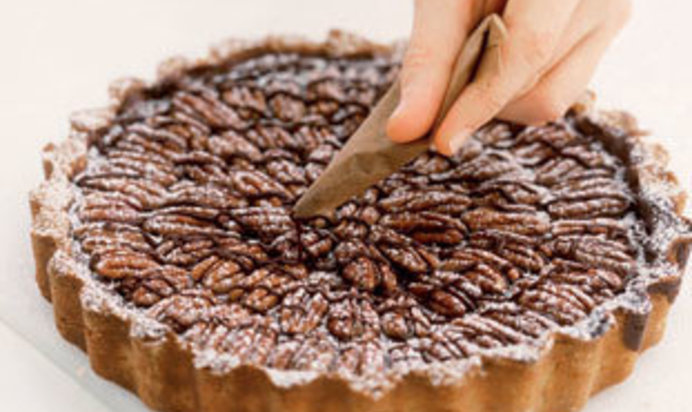 Торт пеликан с орехами пекан