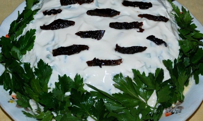 Салат с черносливом и грибами