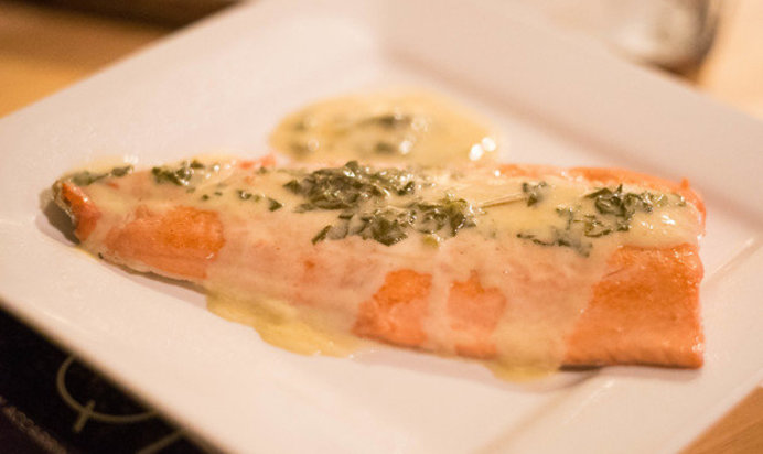 Лосось с белым вином и щавелем