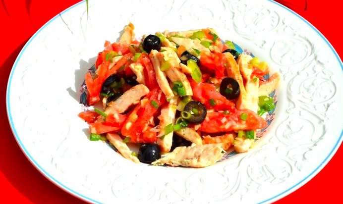 Салат из курицы с оливками и помидорами