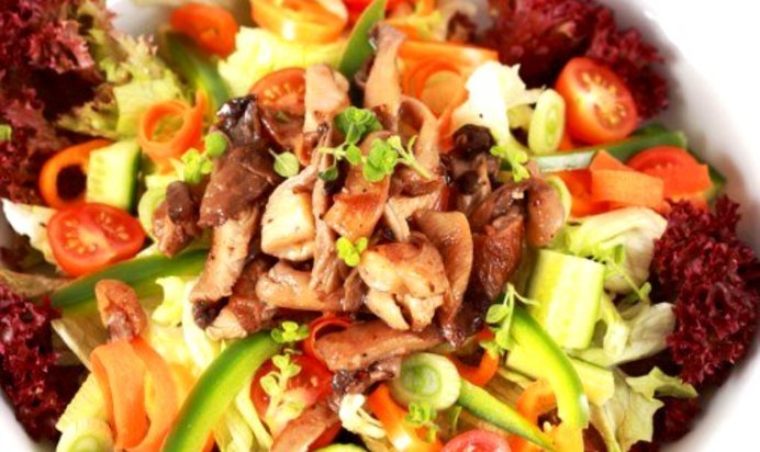 Грибной салат с соусом терияки, козьим сыром и кунжутом