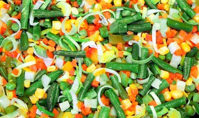 Салат из ячменя, кукурузы, зеленой фасоли и козьего сыра