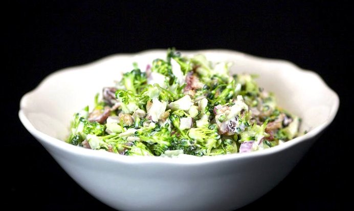 Салат из брокколи с изюмом и семечками