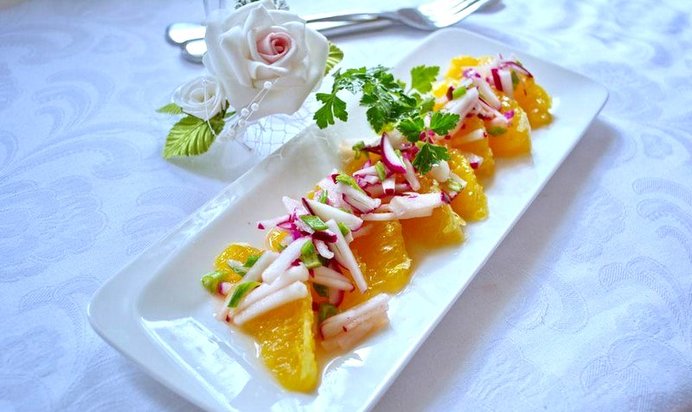 Салат с редисом и апельсином