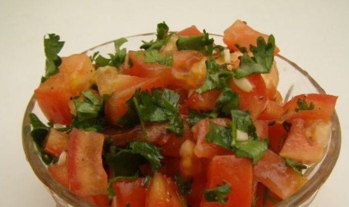 Салат с помидорами и кинзой