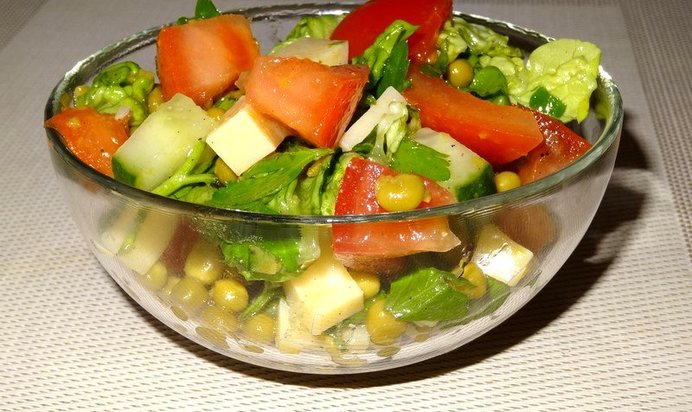 Овощной салат с зеленым горошком и сыром
