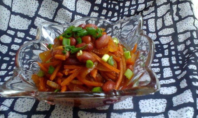 Теплый салат из фасоли с луком и морковью