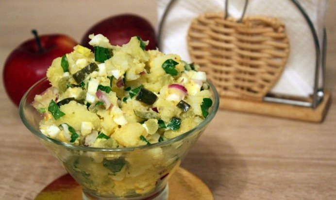 Картофельный салат с яйцом и зеленью