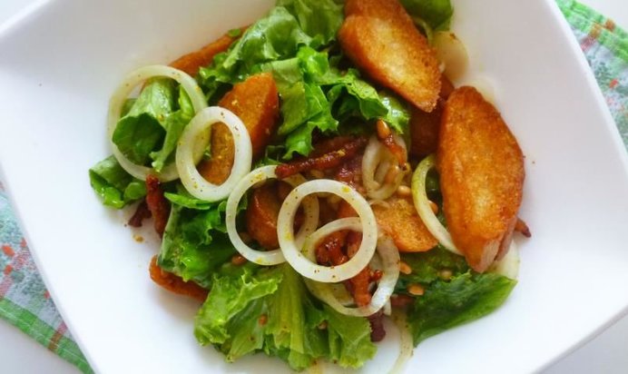 Салат с беконом, гренками и кедровыми орешками