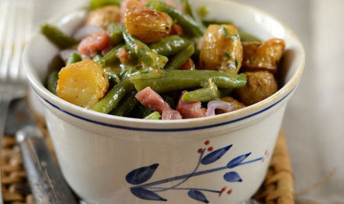 Салат с картофелем, зеленой фасолью и беконом