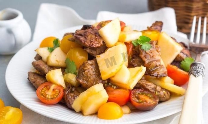 Салат с печенью и грушей