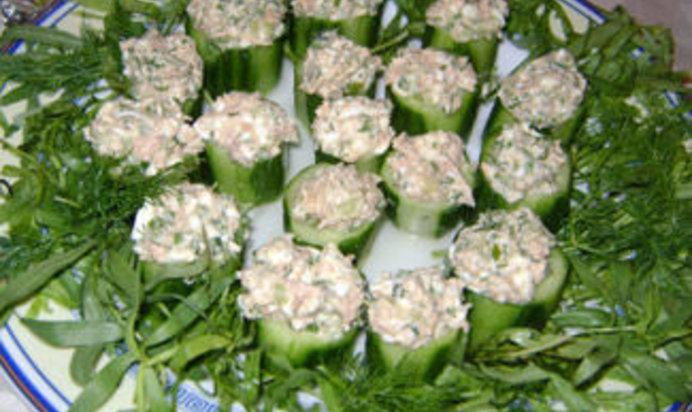 Салат с тунцом в огуречных чашечках