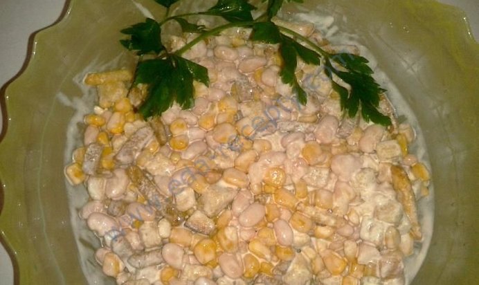 Салат из фасоли и кукурузы с сухариками