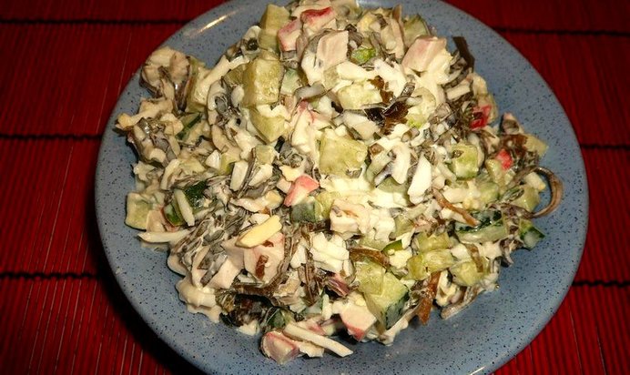 Салат нежный с крабовым мясом и морской капустой