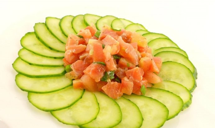 Салат с семгой и помидорами