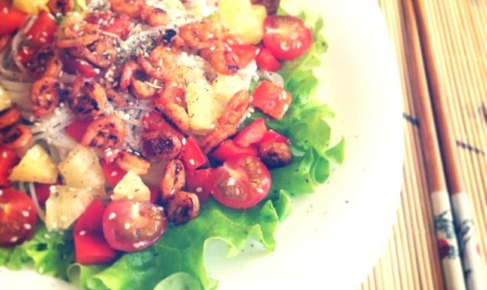 Салат с жареными креветками и ананасом