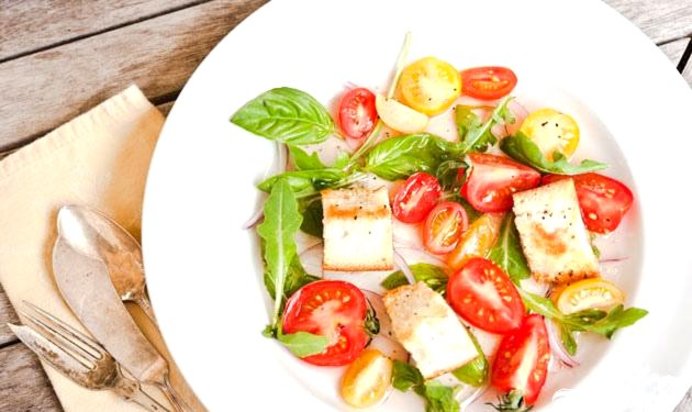 Салат с хлебом и помидорами