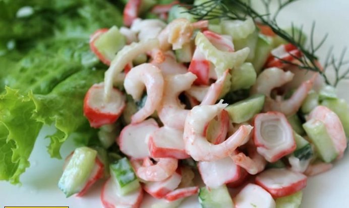 Крабовый салат с креветками и сельдереем и огурцом