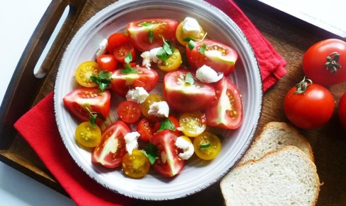 Салат из помидоров и моцареллы
