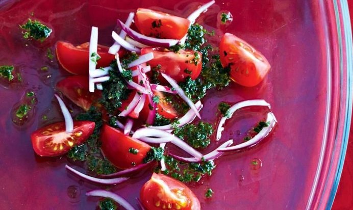 Салат из бакинских помидоров и хрустящего лука к мясу