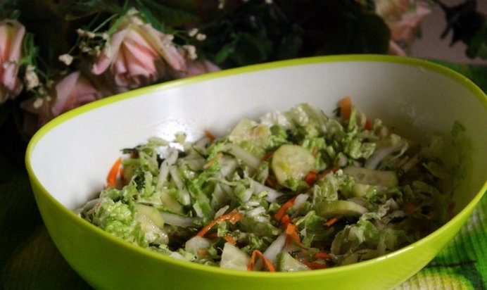 Салат из пекинской капусты с огурцами и морковью