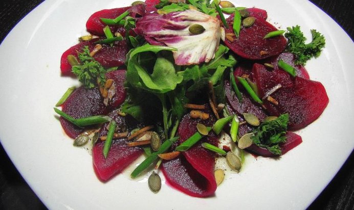 Свекольный микс-салат с рукколой и тыквенными семенами