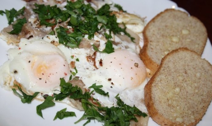 Яичница со свиной грудинкой