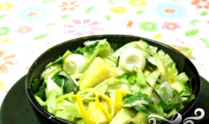 Летний салат с латуком и ананасом