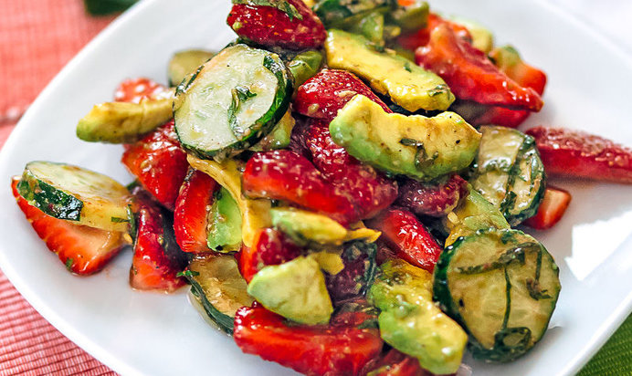 Салат из клубники с авокадо