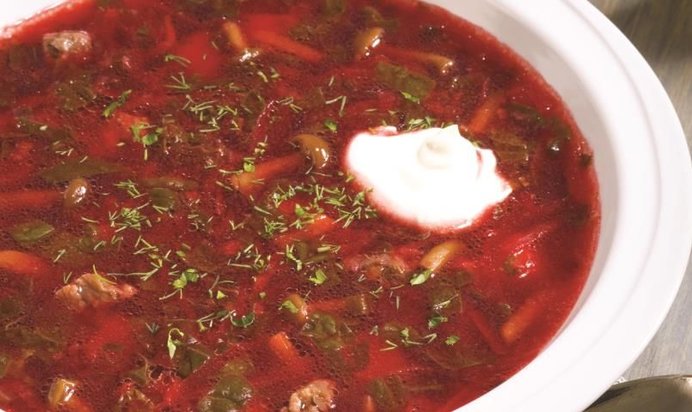 Теплый салат из форели с укропом и лимоном