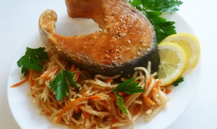 Семга с салатом из редьки и моркови