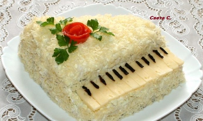 Салат с курицей и черносливом