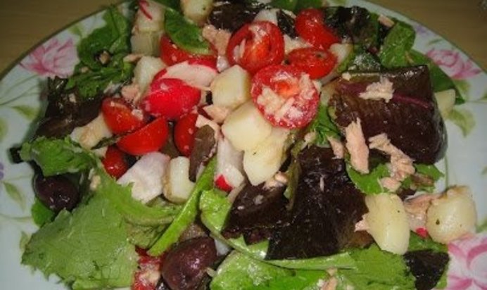 Салат из тунца, помидоров и картофеля
