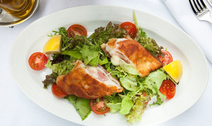 Кордон блю с микс салатом
