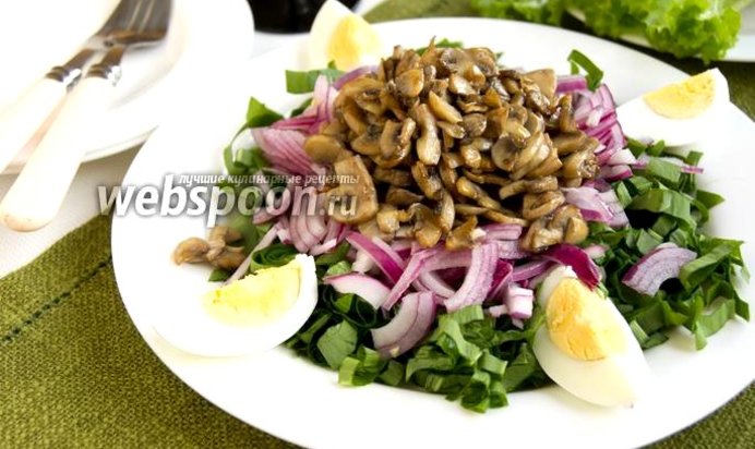 Салат с черемшой и яйцом