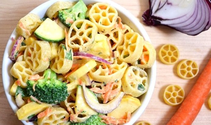 Овощной салат с макаронами