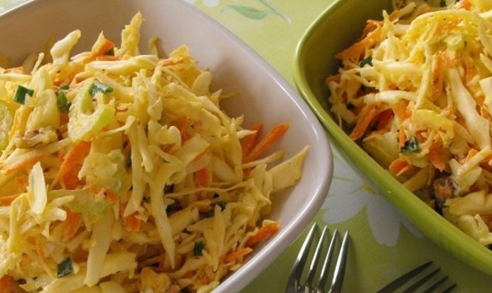 Салат с сельдереем и капустой