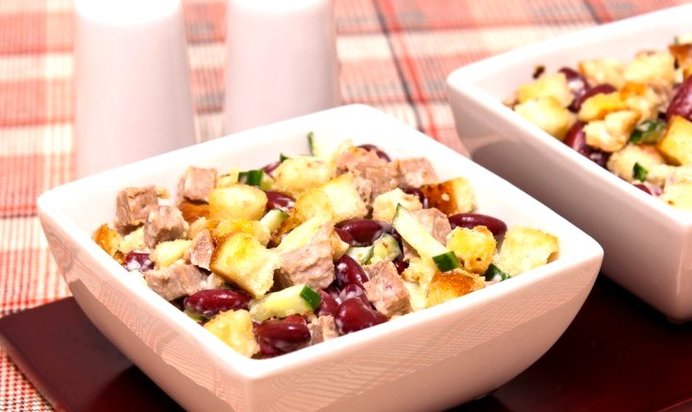 Салат с фасолью, говядиной и сухариками