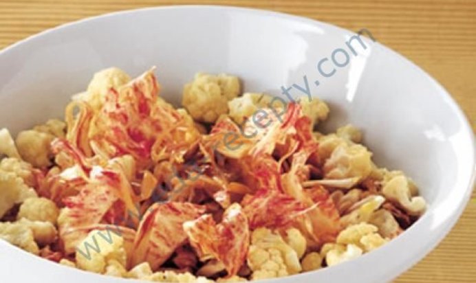 Салат из радиккио и цветной капусты с анчоусами